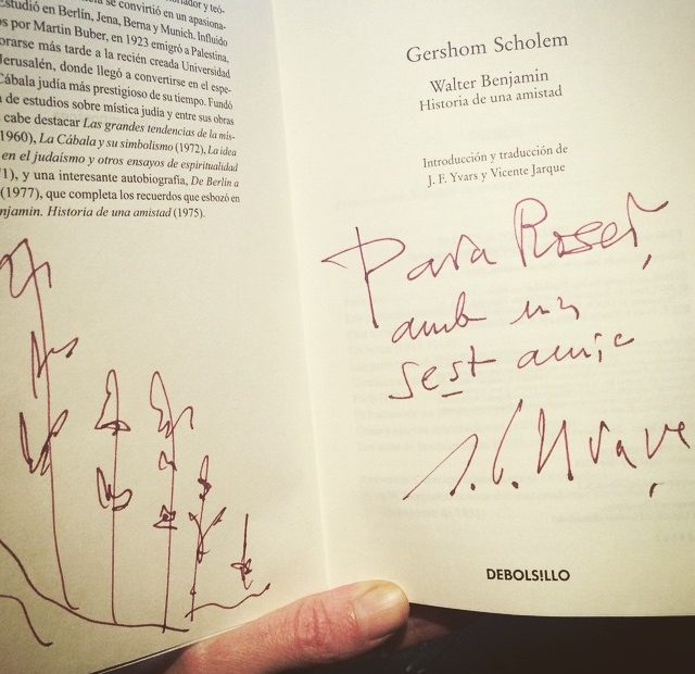 El traductor J F Yvars dedica un ejemplar a Roser Amills