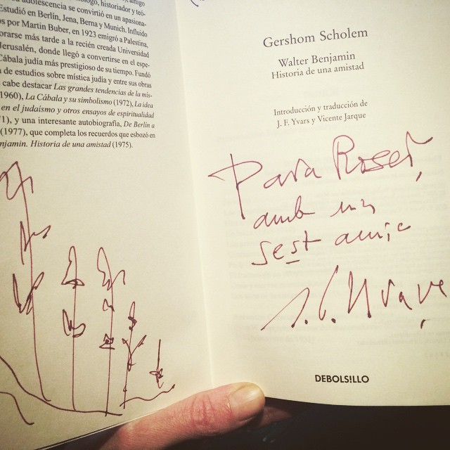 El traductor J F Yvars dedica un ejemplar a Roser Amills