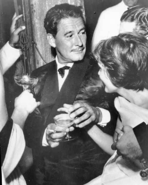 Errol Flyn En Una Fiesta Con Copa De Cava