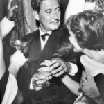 errol flyn en una fiesta copa de cava