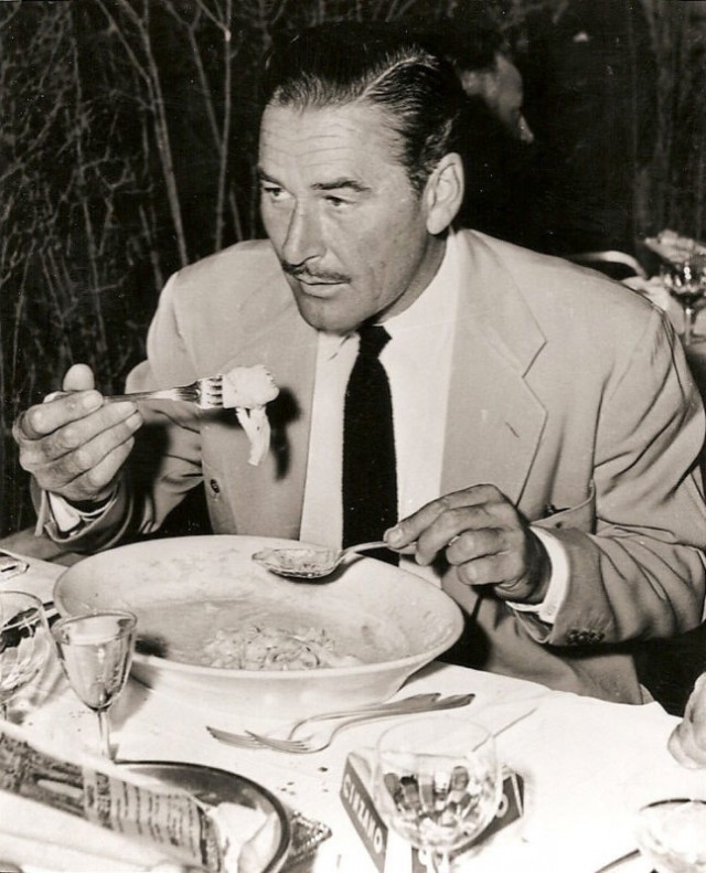errol flynn cenando en el patio mallorca