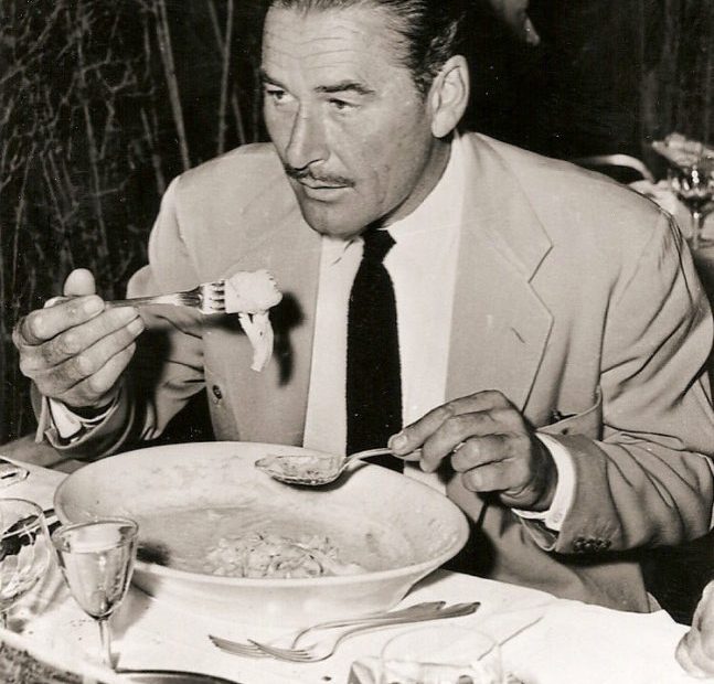 Errol Flynn Cena En El Patio Mallorca