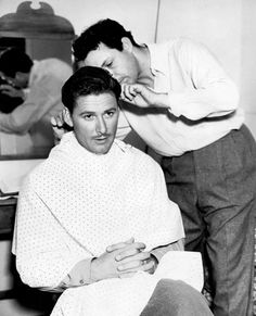 Errol Flynn cutting his hair, 1940s