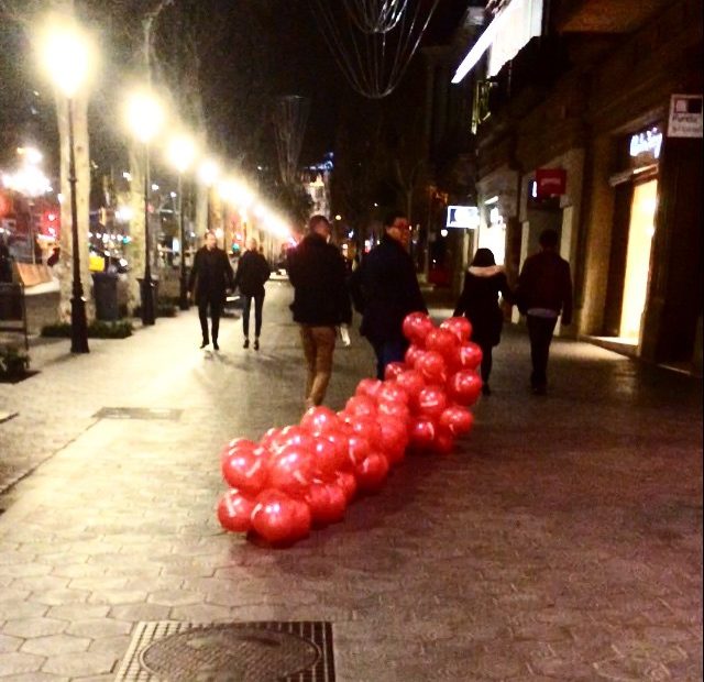 Globos Rojos Por La Calle