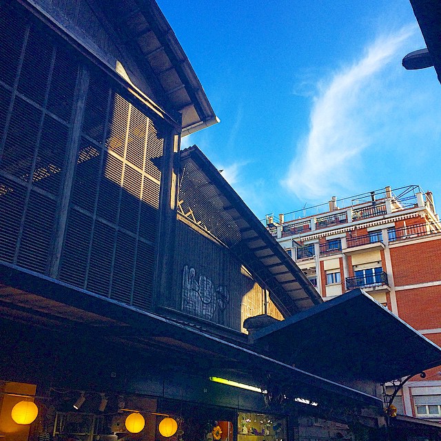 El mercat de l’Abaceria Central de Gràcia sota un cel blau