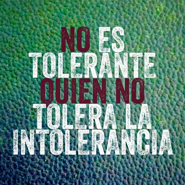 Cartel verde con la frase «No es tolerante quien no tolera la intolerancia»