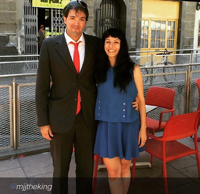 Roser Amills Con Un Lector