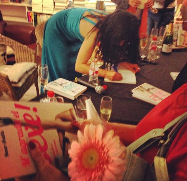 Roser Amills dedica libros en la mas bernat