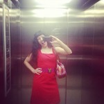 Roser Amills Divertida De Rojo Ascensor