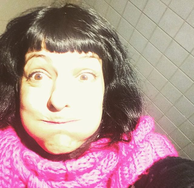 Roser Amills divertida rosa