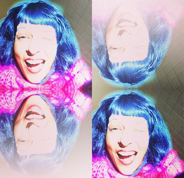 Roser Amills pelo azul