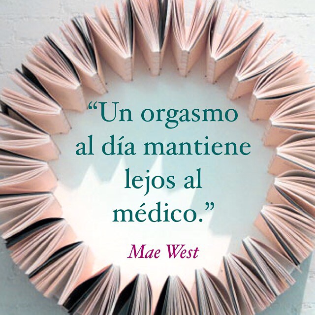 Imagen con la frase «Un orgasmo al día mantiene lejos al médico», firmada Mae West, rodeada de libros abiertos formando un círculo
