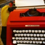 Con la máquina de escribir entre las piernas #prontonuevanovela ya casi terminé #yaquedamenos ;)) - Roser Amills, escritora mallorquina