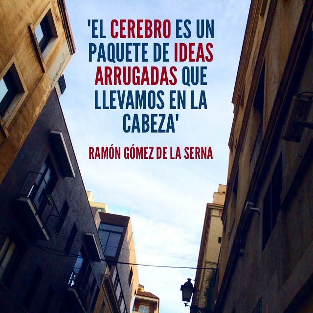 Greguería de Ramón Gómez de la Serna sobre el cerebro escrita sobre el cielo entre fachadas de una calle estrecha