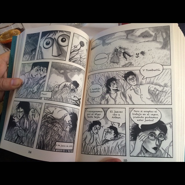 Dobles páginas en blanco y negro de un cómic de Mark Siegel abierto sobre la mesa