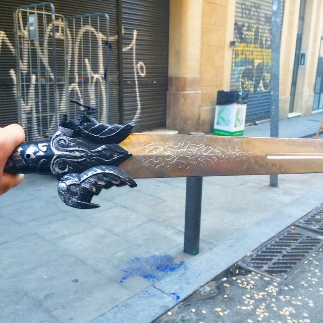 Espada de juguete con empuñadura de dragón, de Juan, el hijo de Roser Amills, en una calle con grafitis