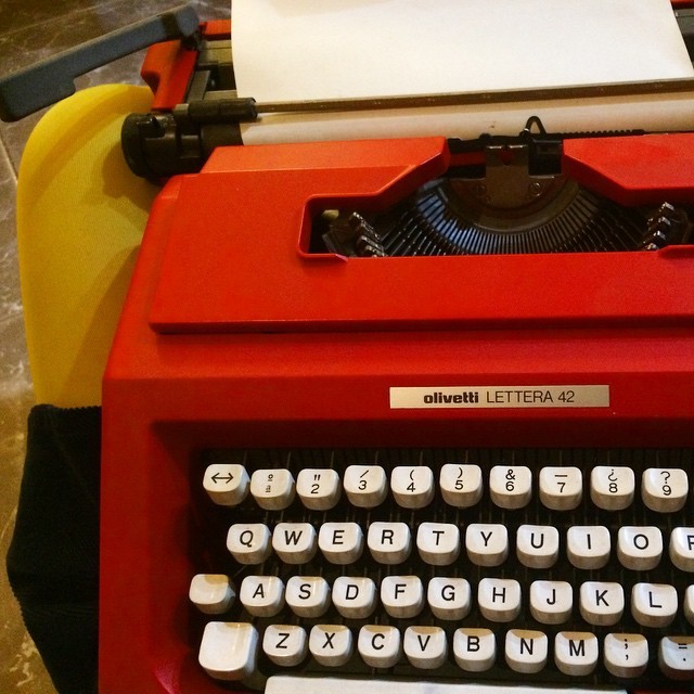 Máquina de escribir Olivetti Lettera 42 roja de Roser Amills con un folio en el carro