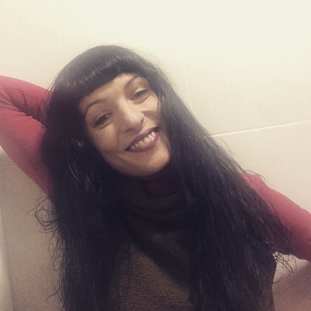 Roser Amills sonriente con el brazo tras la cabeza, despidiéndose al final de la noche