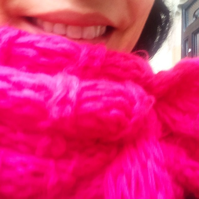 Sonrisa de Roser Amills asomando tras una gruesa bufanda de lana fucsia