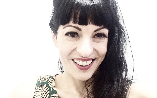 Retrato sonriente de Roser Amills maquillada por Vanessa Peña y peinada por Elvira Bermejo