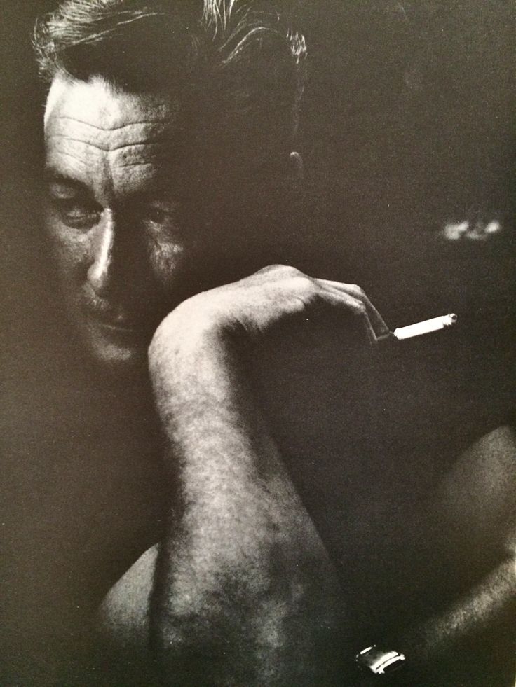Retrato en blanco y negro de Errol Flynn fumando, una de sus últimas fotos