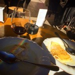 Ja hem dinat ;)) aquí ombra amills & amela ben contenteta amb les postres - Roser Amills, escritora mallorquina