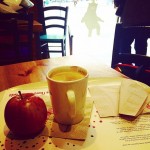 Hay un lindo osito mirando mi manzana con deseo ;)) #buenosdias - Roser Amills, escritora mallorquina