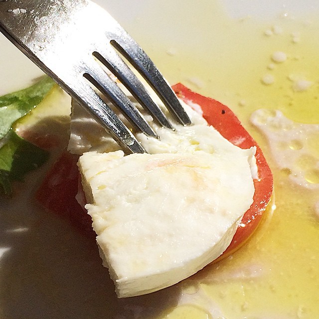Tomate con mozzarella y aceite de oliva