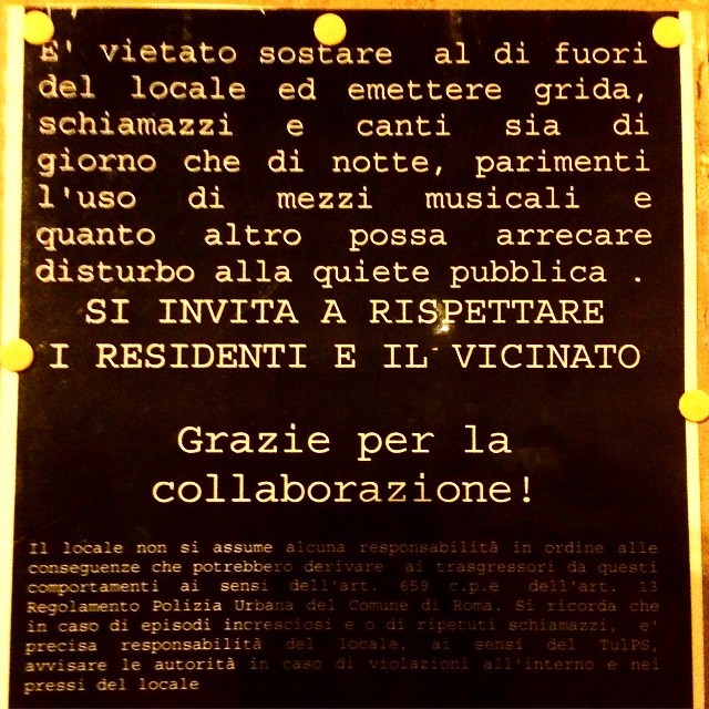 Cartel de un local de Roma que pide respetar a los vecinos