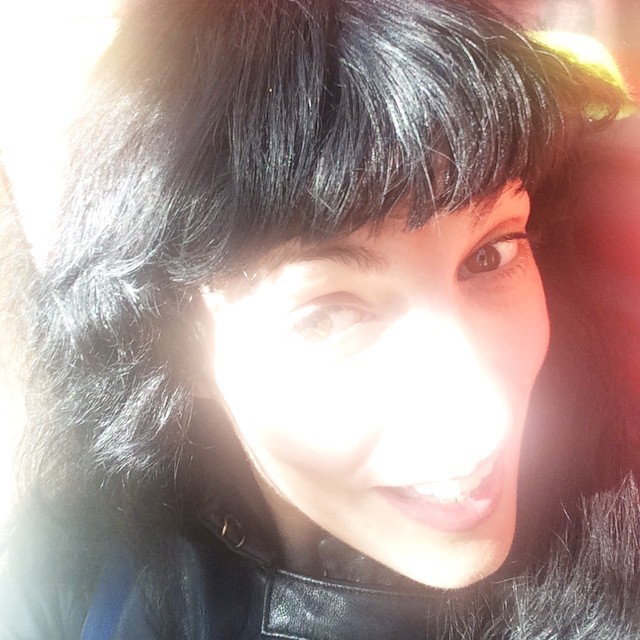 Selfie de Roser Amills con el rostro iluminado por el sol