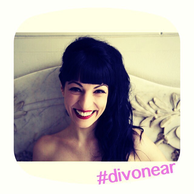 Roser Amills sonriente con labios rojos y el lema #divonear