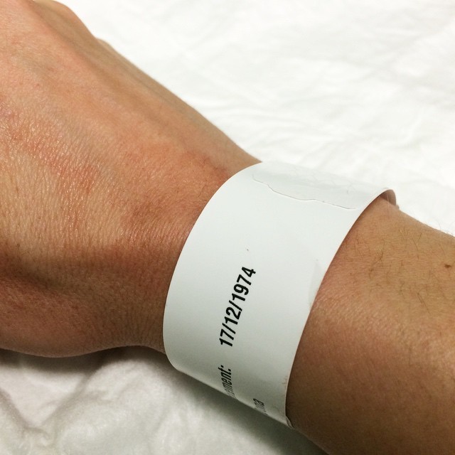 Muñeca con la pulsera de identificación de urgencias