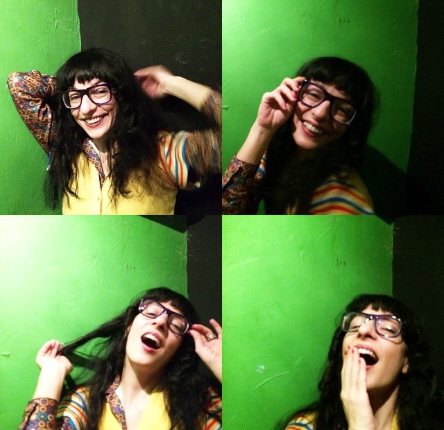 Roser Amills Con Gafas