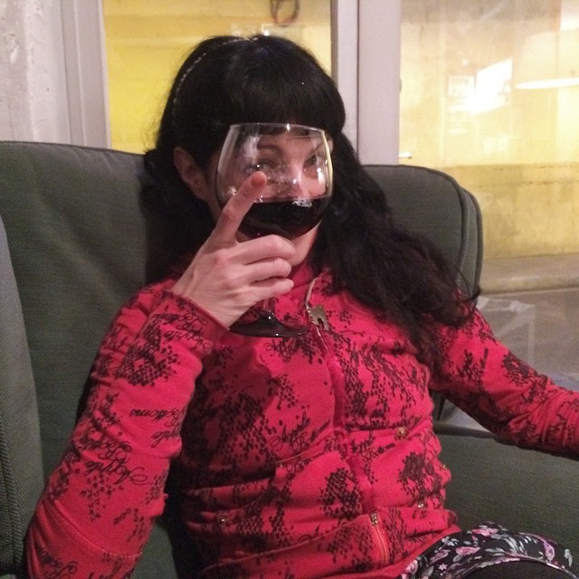Roser Amills con una copa de vino tinto ante la cara