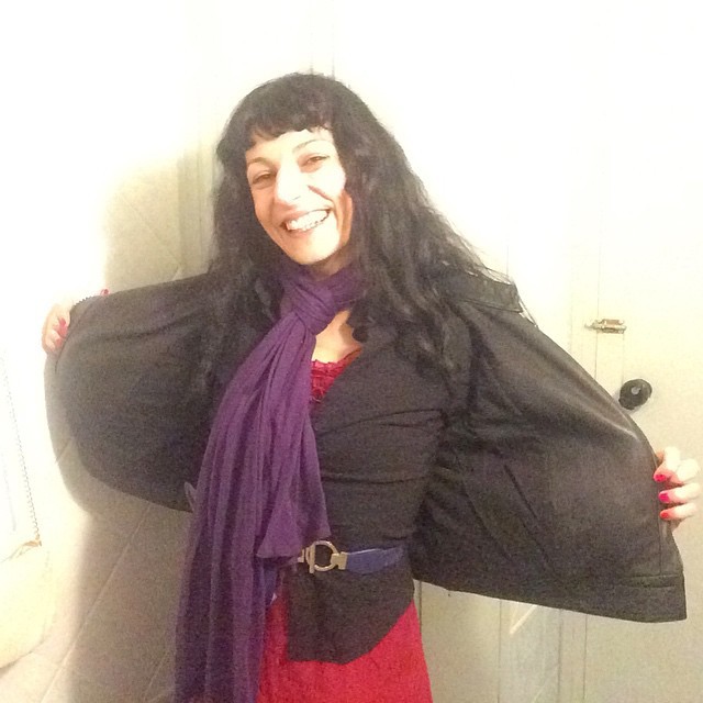 Roser Amills abriendo su chaqueta con un pañuelo morado, primer Amills Public WC en Roma