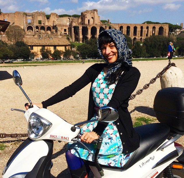 Roser Amills En Roma Vespa