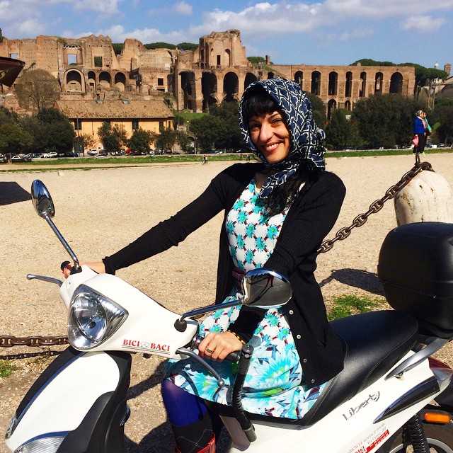 Roser Amills En Roma Vespa