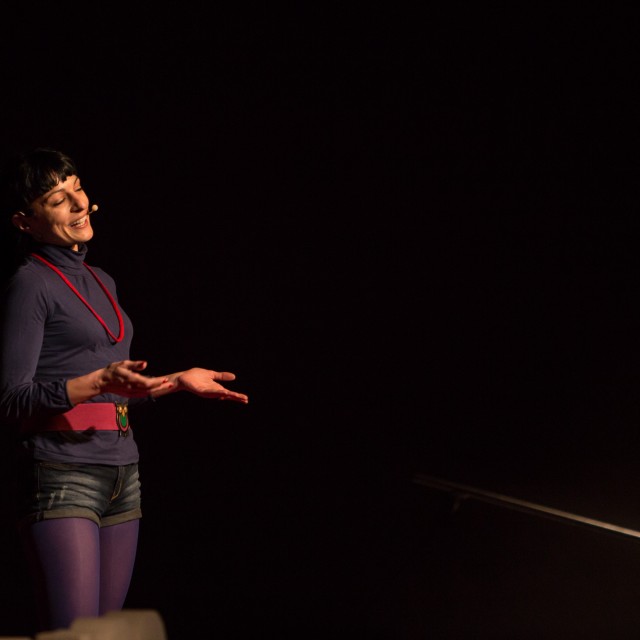 Roser Amills gesticulant durant la xerrada TEDx de Tarragona, foto de Juan Segovia