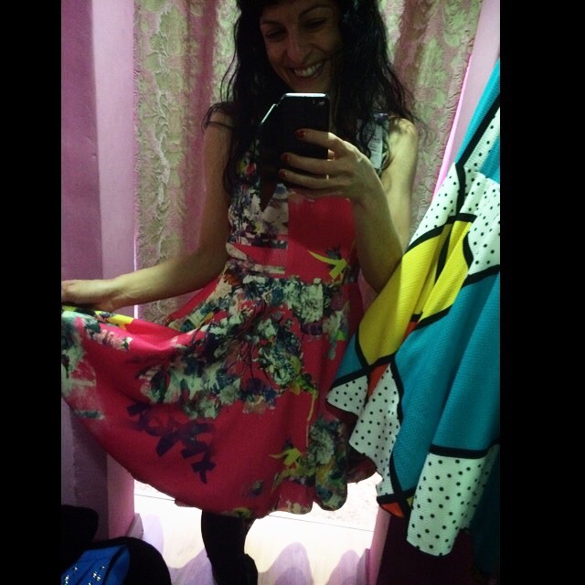 Roser Amills con un vestido de flores ante el espejo