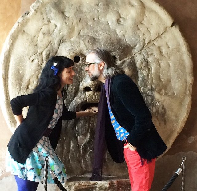 Roser Amills Y Victor Amela La Boca De La Verdad En Roma