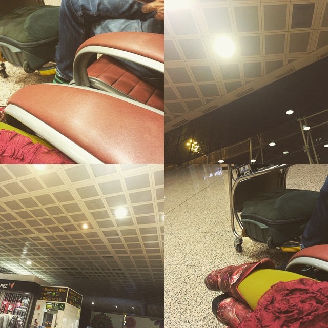 Collage de una sala de espera con asientos y maletas, de madrugada