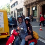 Si nos veis, saludad!! Dos autores en vespa roja de firma en firma #santjordi2015 #elecuadordeulises - Roser Amills, escritora mallorquina