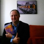 Alegría: Oscar Richi ya está leyendo "El ecuador de Ulises" y me ha mandado esta foto ;)) #elecuadordeulises - Roser Amills, escritora mallorquina