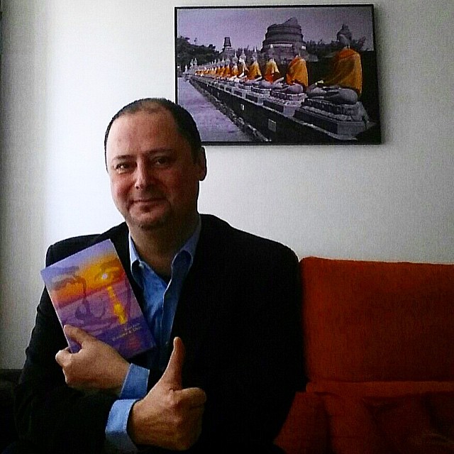 Alegría: Oscar Richi ya está leyendo "El ecuador de Ulises" y me ha mandado esta foto ;)) #elecuadordeulises