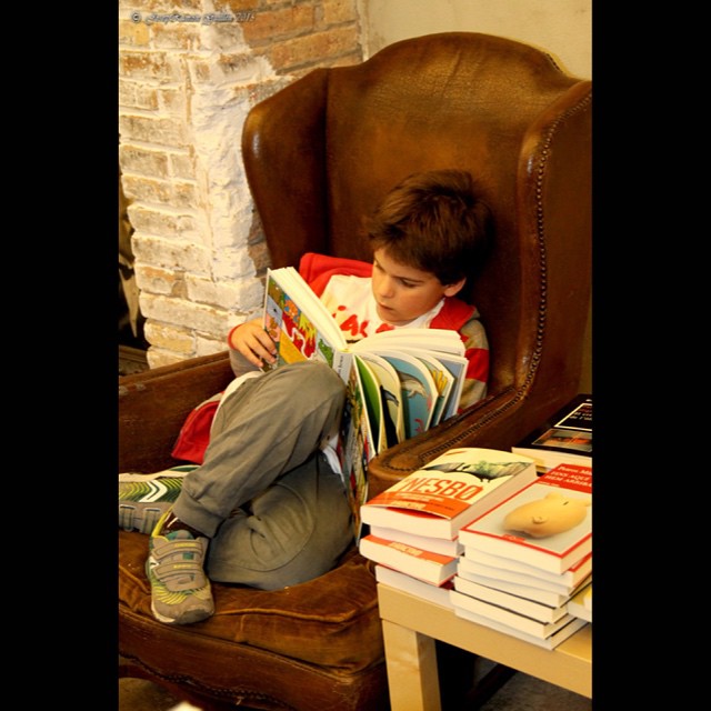 Gran foto de Josep Ramon Guillén de mi hijo leyendo en @lacalders ;))