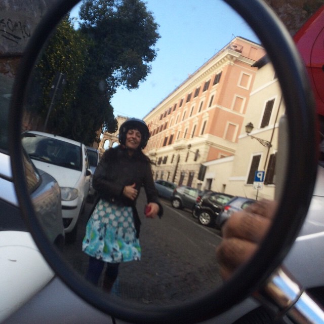 Desde el retrovisor de @victoramela en #Roma una #hormigaatomica ;))