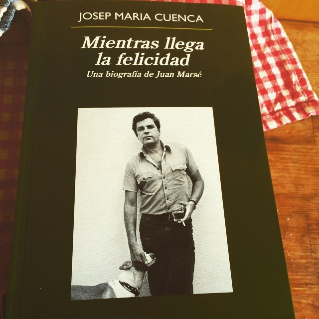 Cubierta de Mientras llega la felicidad, biografía de Juan Marsé de Josep Maria Cuenca