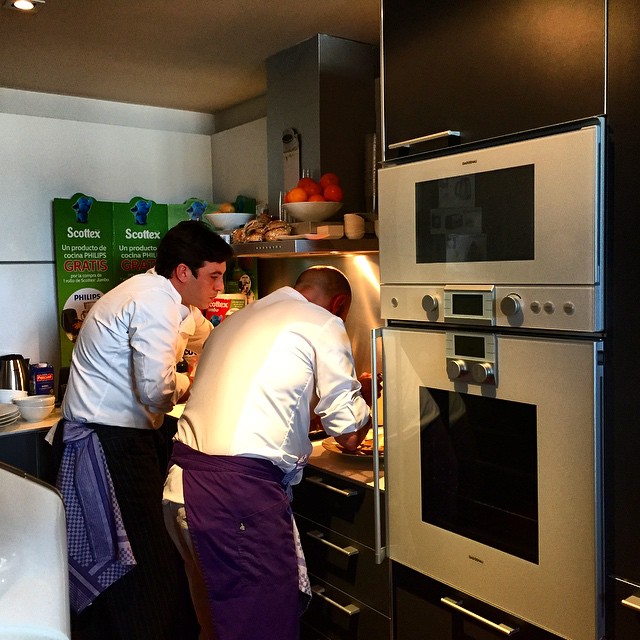 Cocineros preparando platos en la cocina del Encuentro Innovación Philips