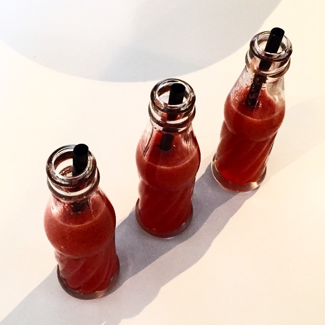 Tres botellitas de zumo licuado de tomate con pajita