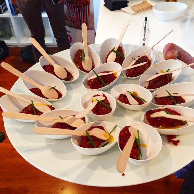 Bandeja con cuencos de tartar de wagyu y cucharillas de madera en el Encuentro Innovación Philips